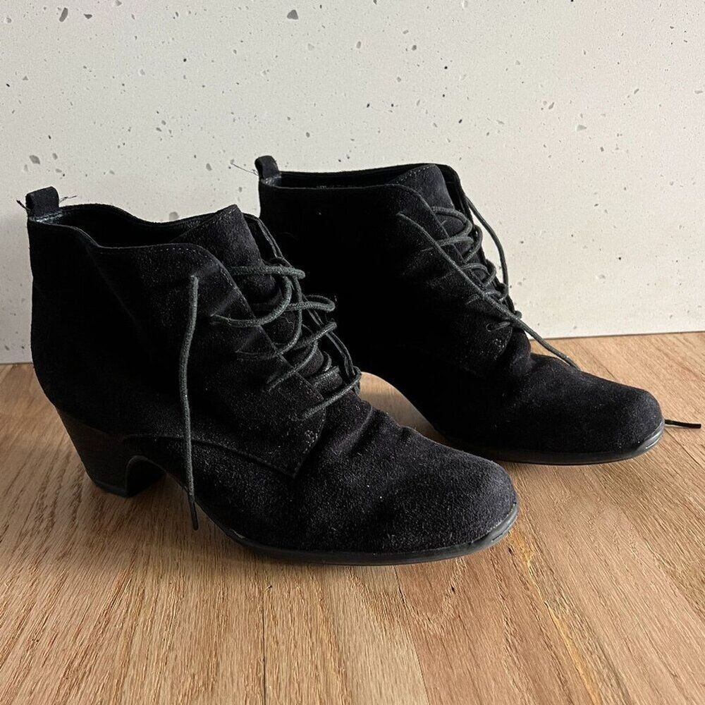 Clarks Artisan Leyden Bell‎ black suede lace-up low block heel ankle bootie 7M - Picture 2 of 9